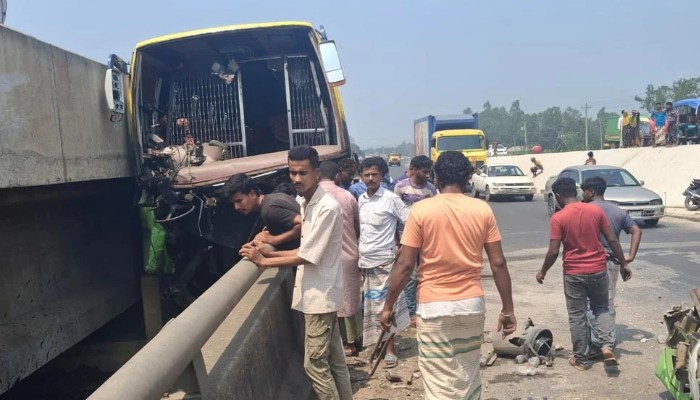 বাসের চাকা ফেটে সেতুতে ধাক্কা,  ৩ জন নিহত